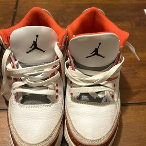 Air Jordan 3 Retro SE $150

White/Mars Stone/ Team Orange/Black

Size 5.5Y
